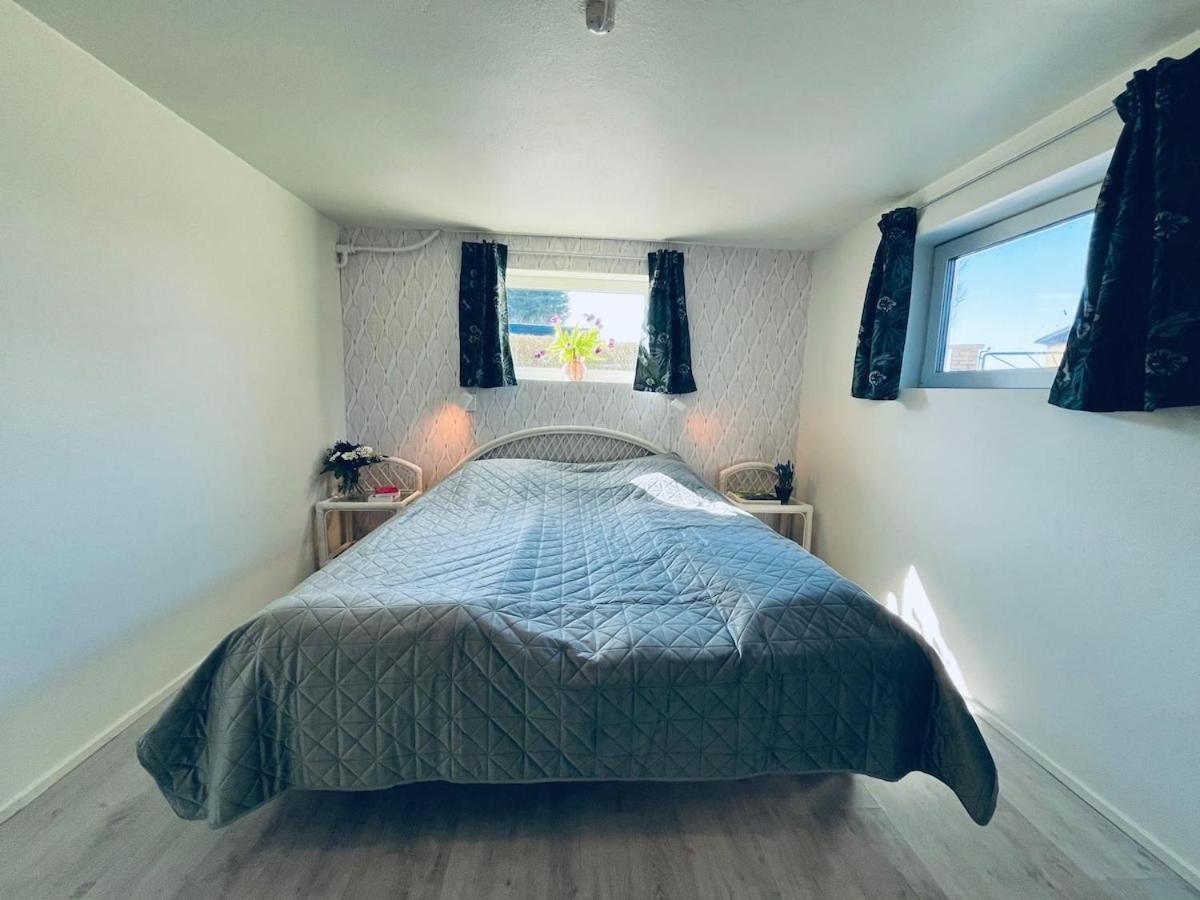 Spacious & Cozy In Tranquil Suburb Apartment *